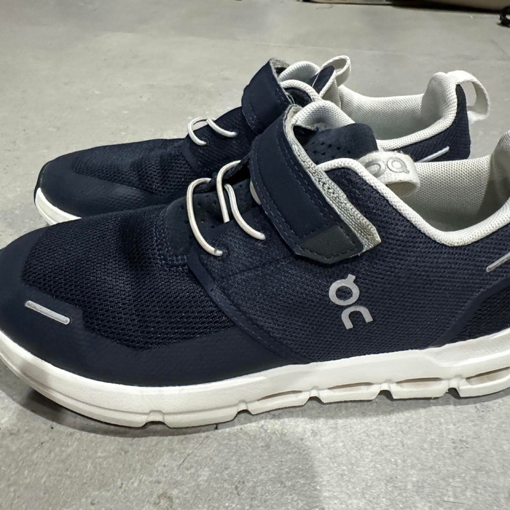 Kids On Running navy blue sneakers size US 3